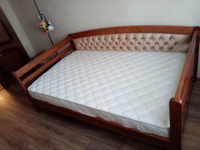 Кровать с мягким изголовьем из натурального дерева Верона, массив сосны, цвет вишня 3. Изделие укомплектовано матрасом с ортопедическим эффектом.